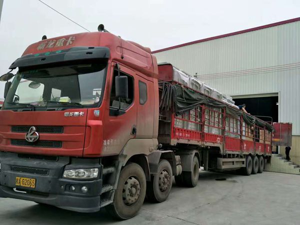 发往广西医院的一车病床装车