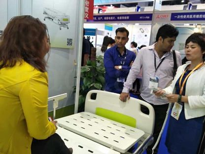 讲解员在讲解病床产品