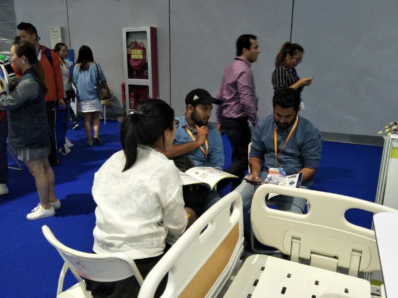 国外客户了解病床产品